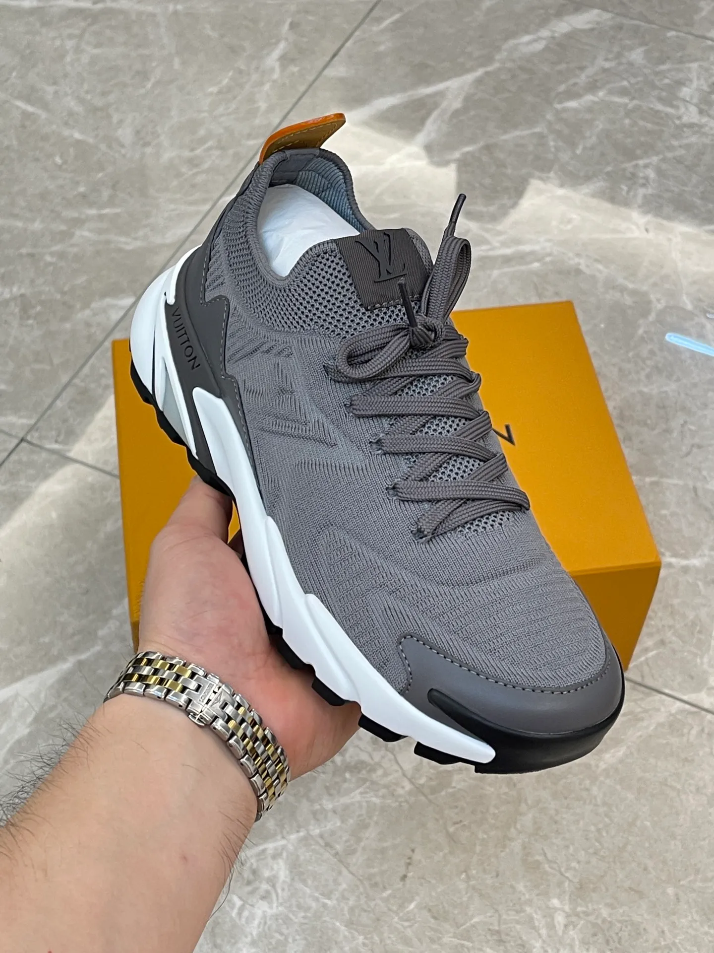 [L Home] Top P: 700💰 Size: 39-44 (customized at 38.45.46) LV Donkey Brand Louis Vuitton RUNNER TATIC new men's sneakers This LV Runner Tatic sneaker uses a whole piece of technical knitting to create an easy-to-take-off design, and then outlines the upper with cow leather trim. The LV logo on the side releases a dynamic atmosphere between the textures, the leather back strap is shaped like the handle fastener of the Louis Vuitton leather goods series, and the lightweight and wear-resistant two-tone rubber sole completes the whole. The toe and heel wrap details continue to provide comfortable fabric foot support, creating a stylish and stylish upper! Comes with full original packaging!
